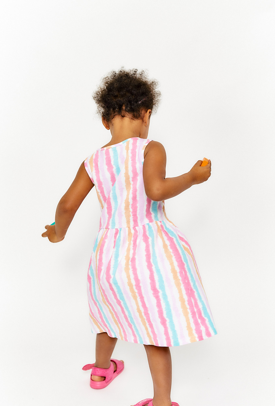 Sukienka na ramiączkach w kolorowe paski