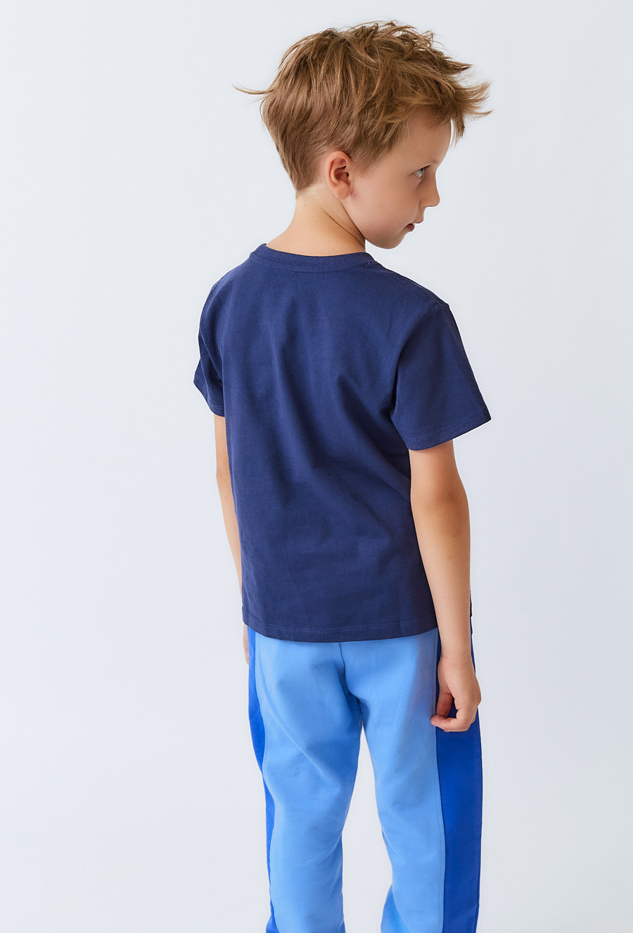 Granatowa koszulka chłopięca z kolorowymi nadrukami.