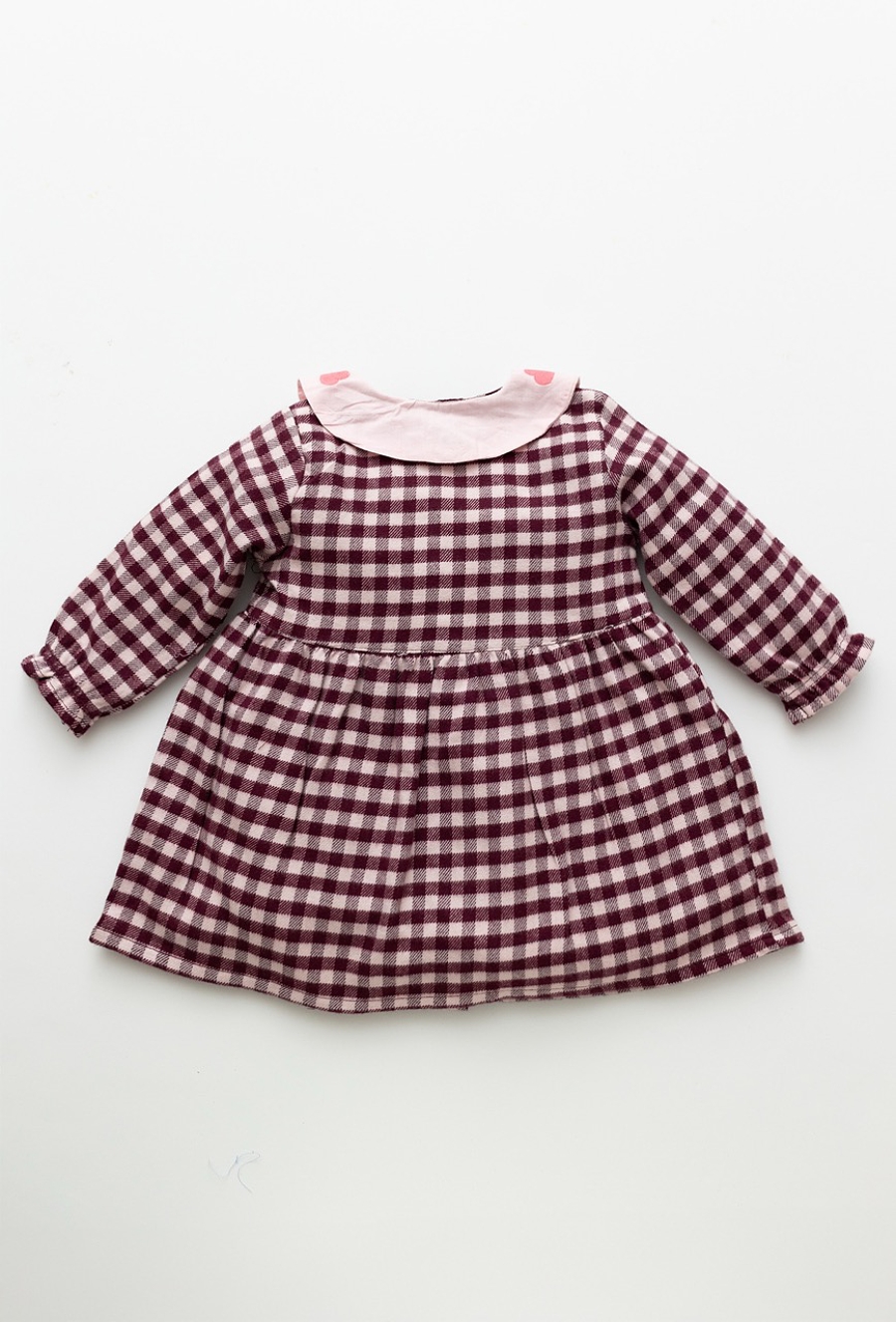 Różowa sukienka niemowlęca w atkę z haftowanym kołnierzem