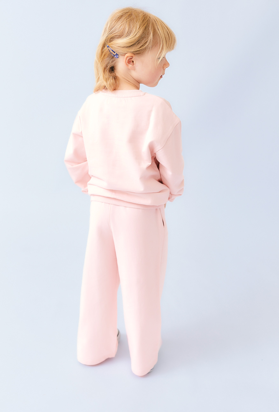 Różowe spodnie dresowe dziewczęce wide leg z aplikacją „D”