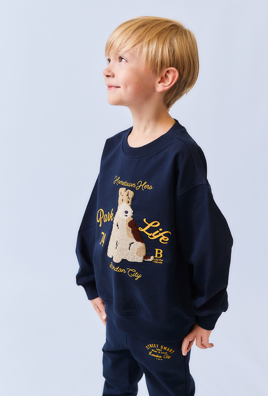 Granatowa bluza chłopięca z aplikacją towel – nierozpinana.