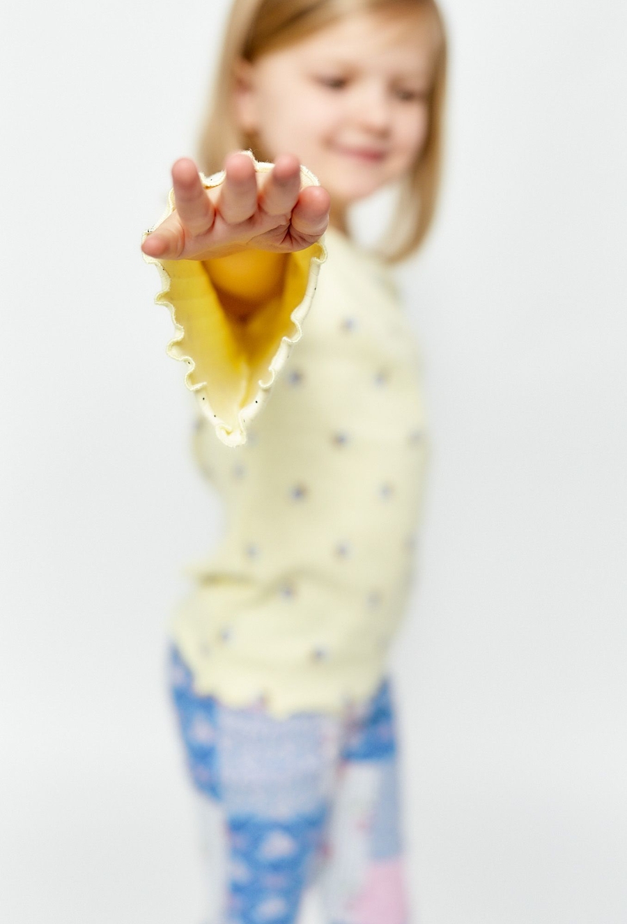 Bluzka z drobnym wzorem i falbankami