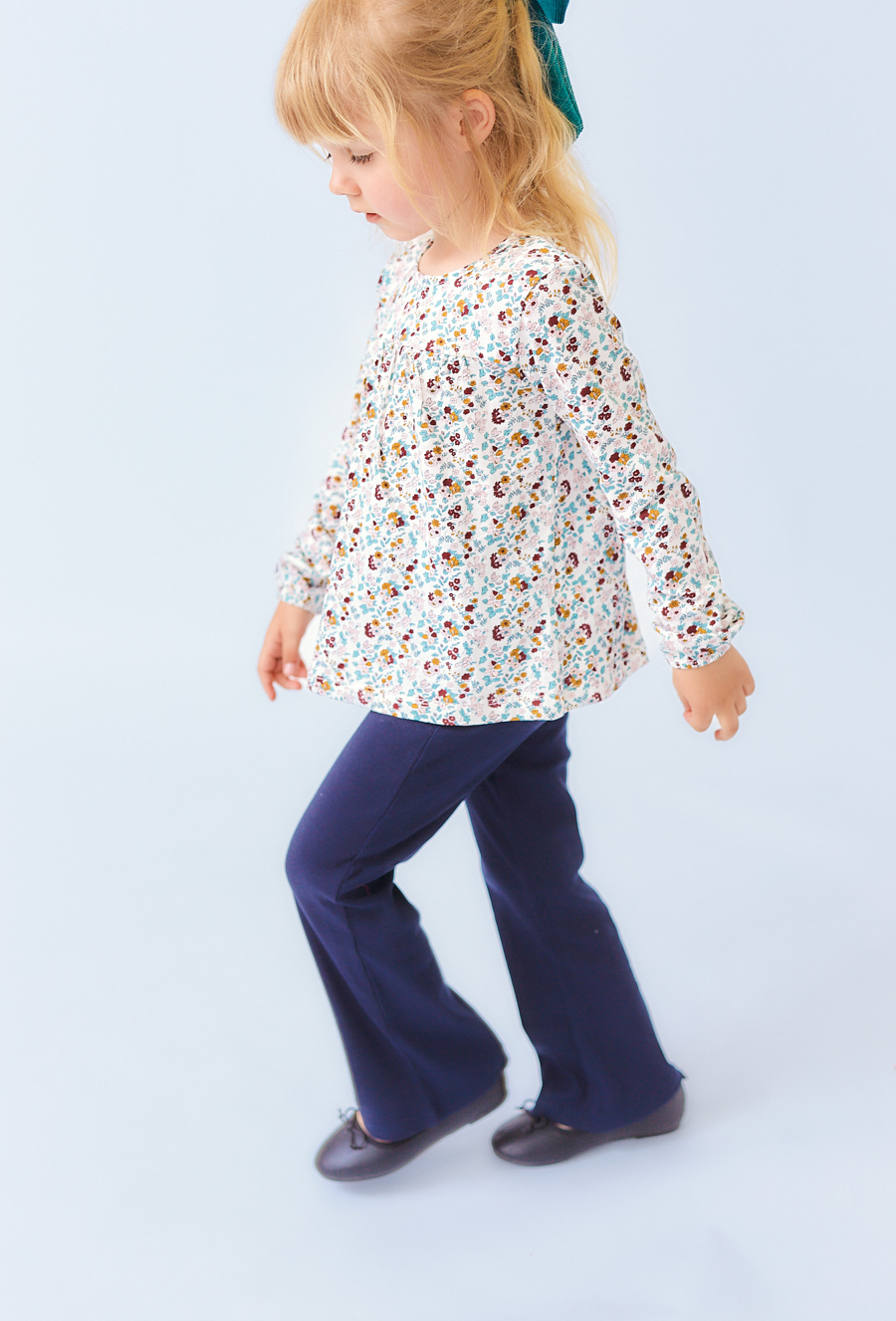 Granatowe spodnie dziewczęce flare z dzianiny prążkowanej