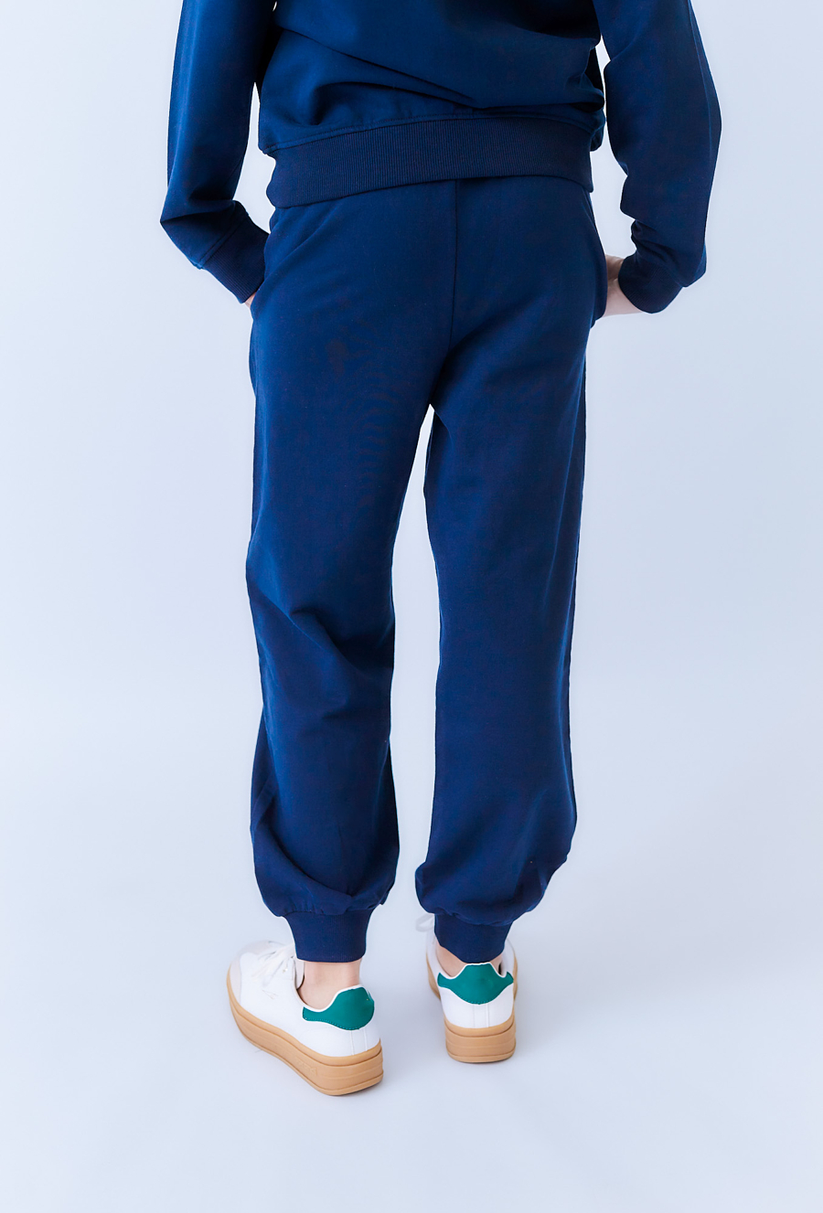 Spodnie dresowe dziewczęce granatowe z nadrukiem.