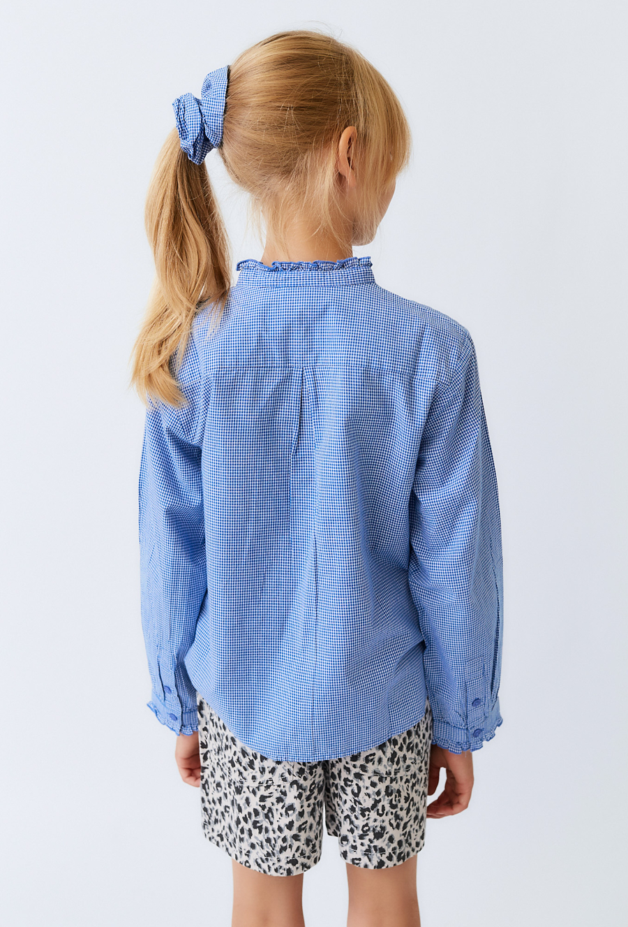 Koszula dziewczęca niebieska w atę z gumką do włosów.