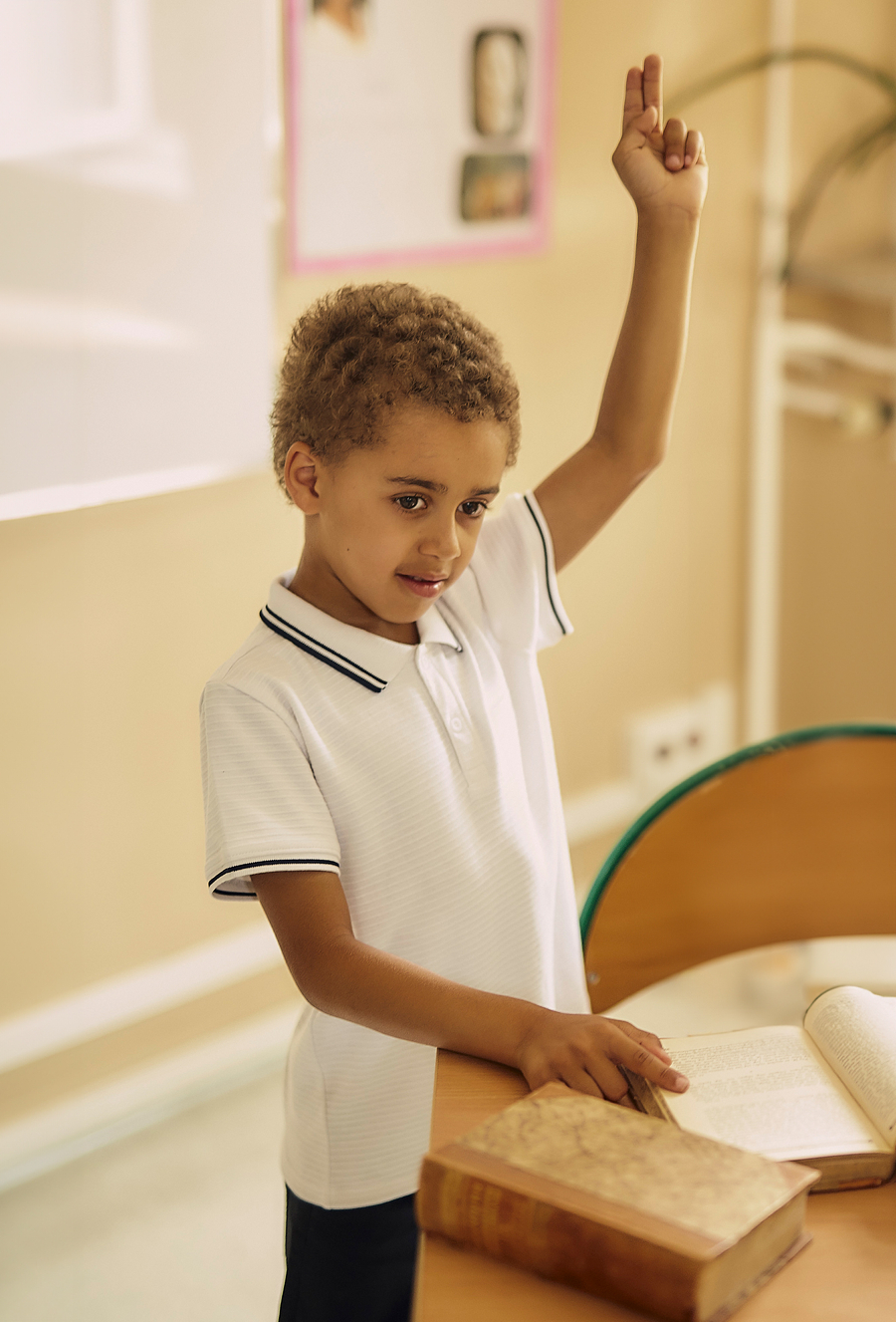 T-shirt chłopięcy biały z kołnierzykiem - Max&Mia