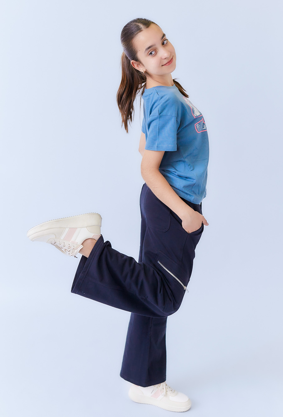 Czarne spodnie dziewczęce wide leg z kieszenią na suwak