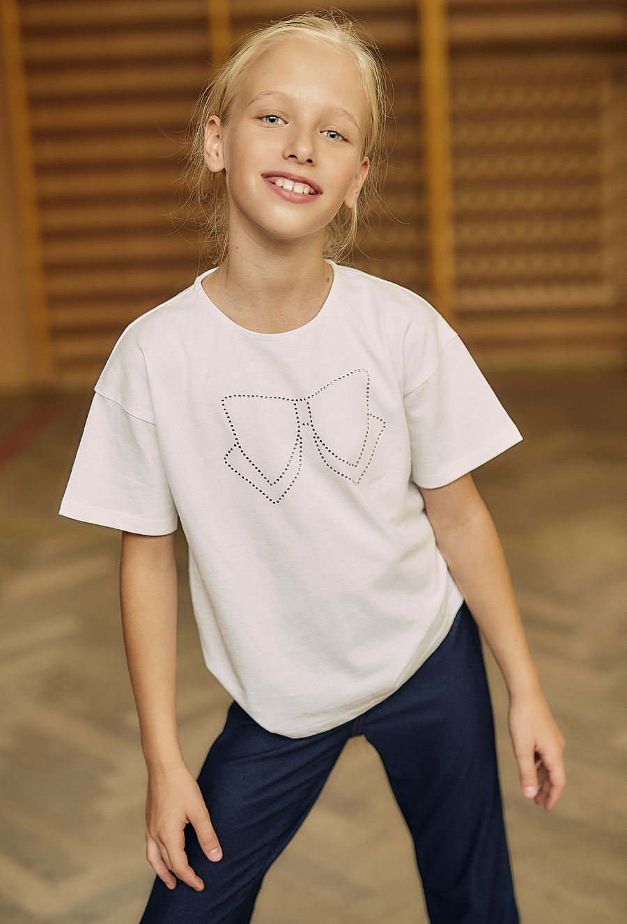 Biały t-shirt dziewczęcy z ozdobną kokardą - Max&Mia