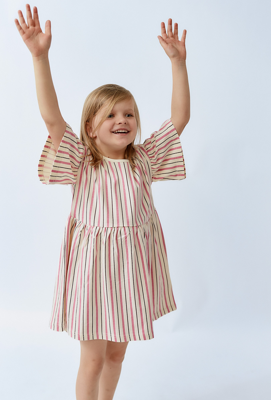 Sukienka w paski z ótkim rękawem