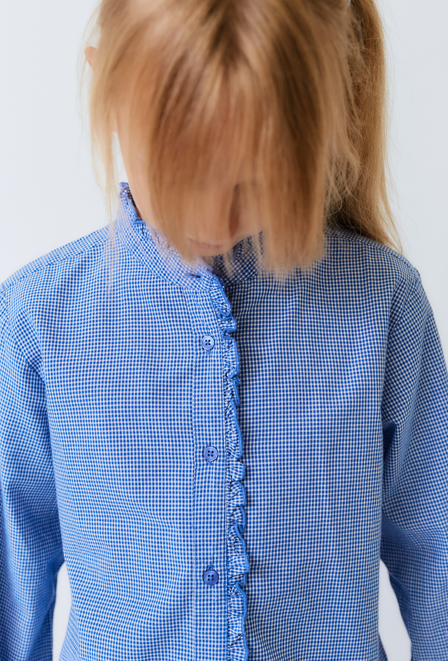 Koszula dziewczęca niebieska w atę z gumką do włosów.