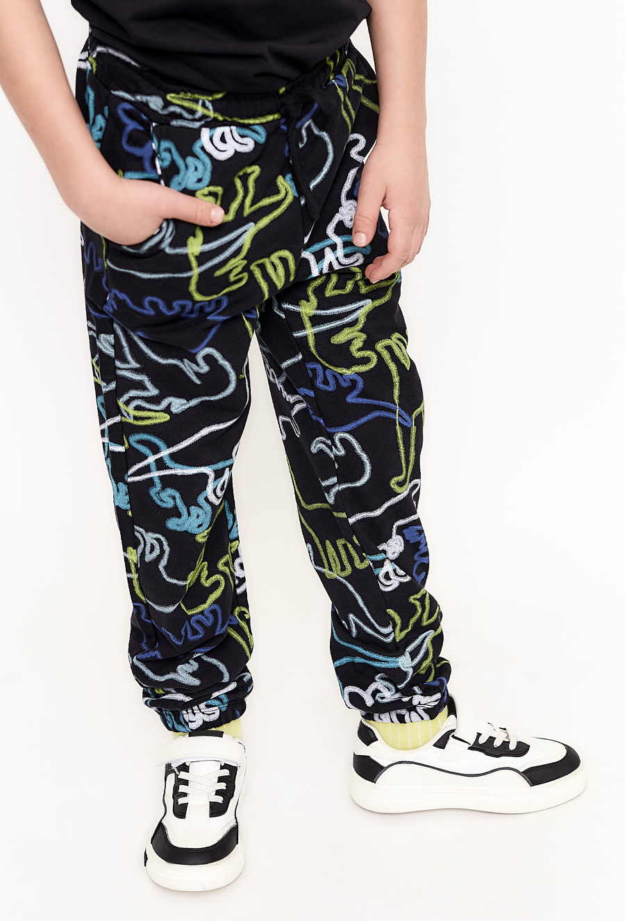 Czarne spodnie dresowe w dinozaury - regular - 510.15.