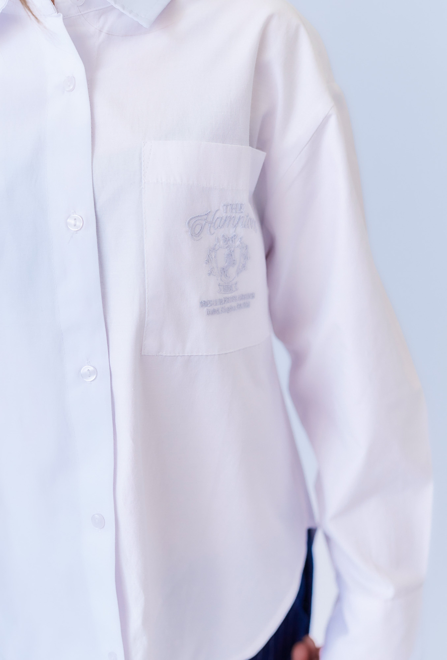 Biała koszula dziewczęca z haftowaną kieszenią