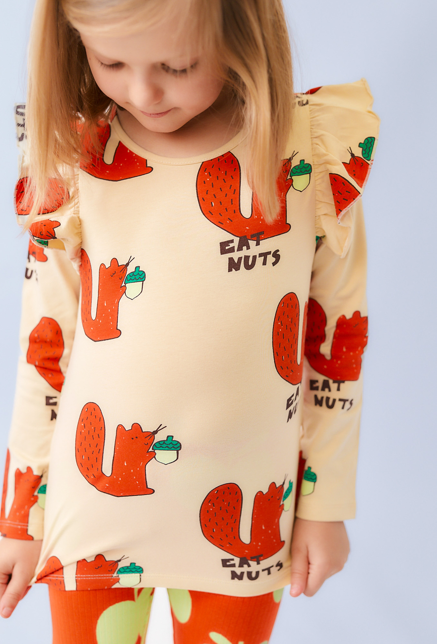 Beżowa bluzka z nadrukiem wiewiórek i falbankami