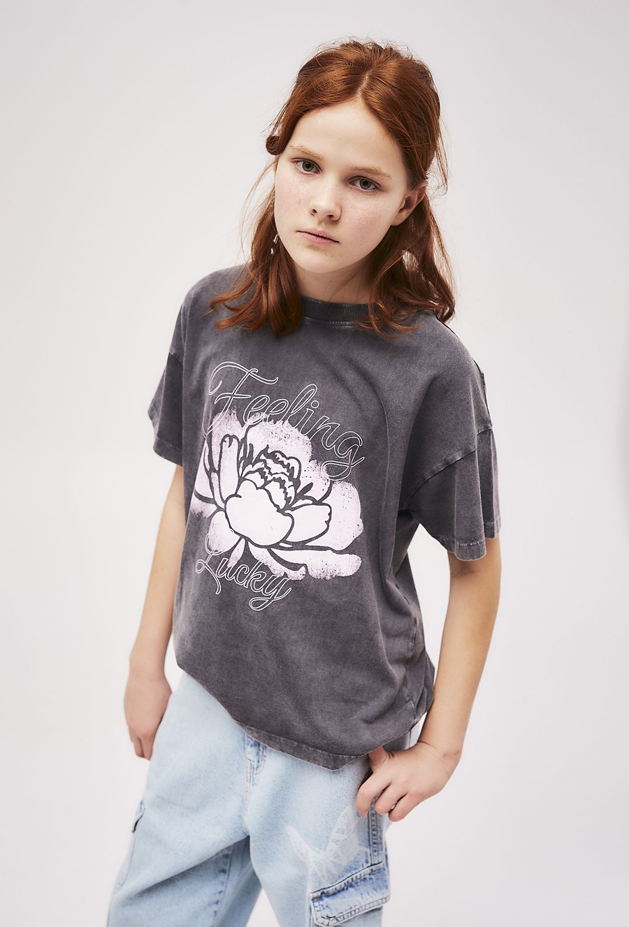 Dziewczęcy T-shirt oversize z nadrukiem - szary