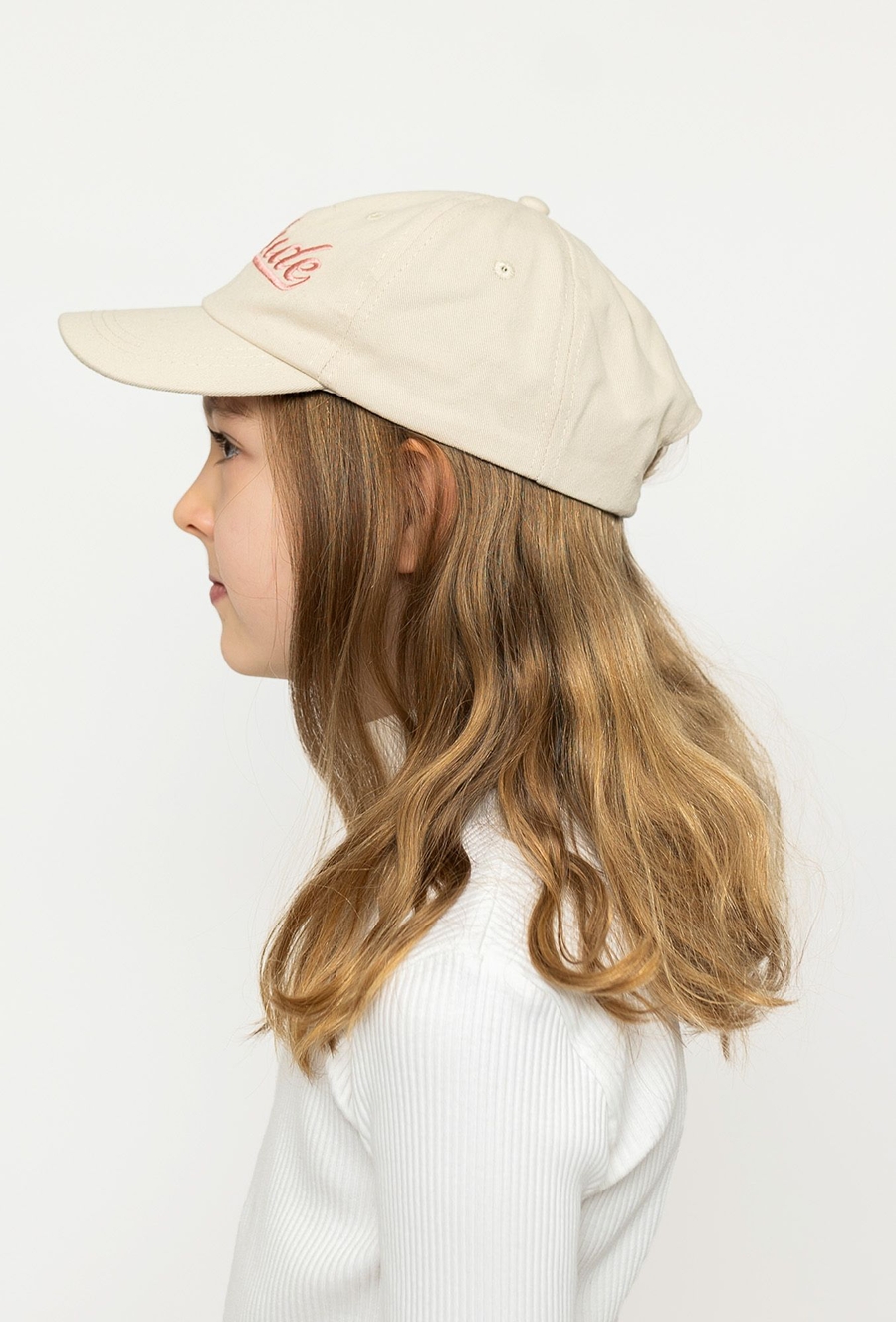 Beżowa czapka z daszkiem - haftowany napis