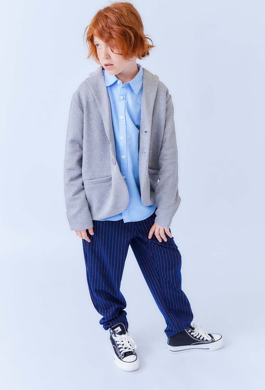 Granatowe spodnie dresowe chłopięce w paski