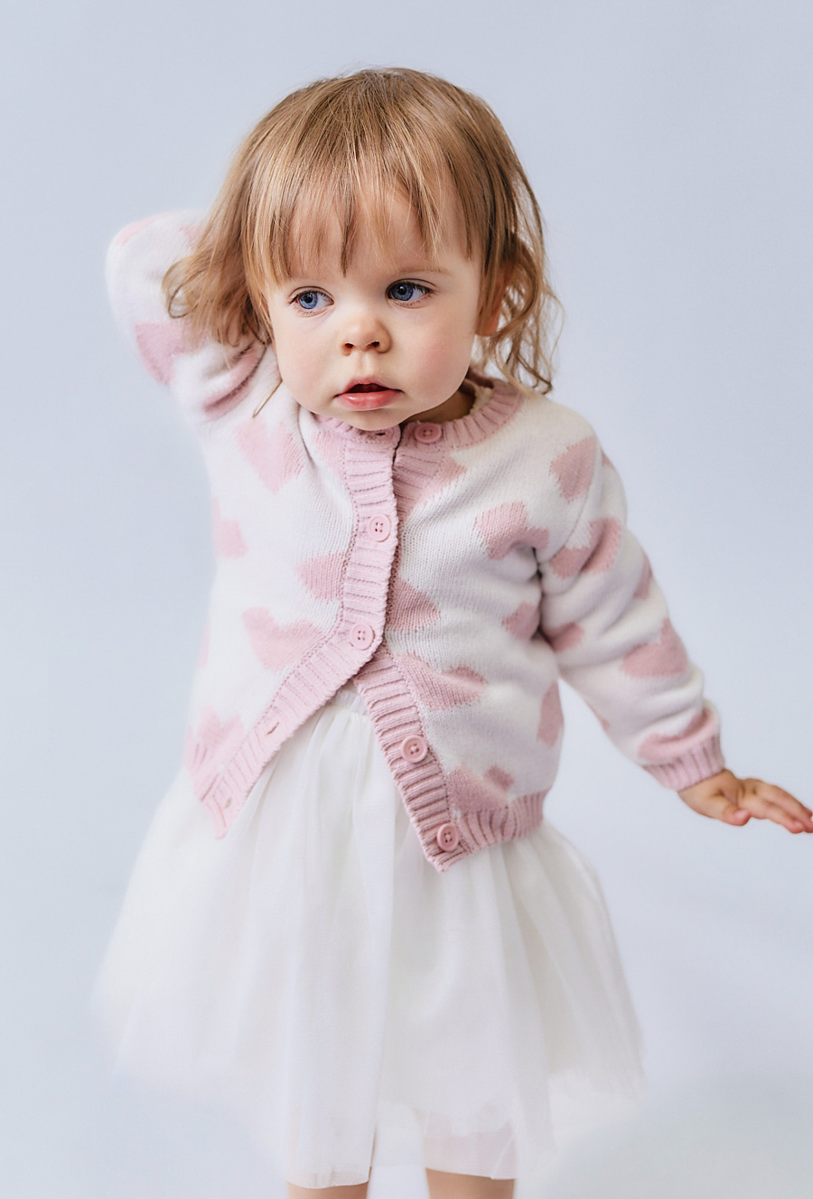 Bawełniany sweter niemowlęcy w serduszka - rozpinany