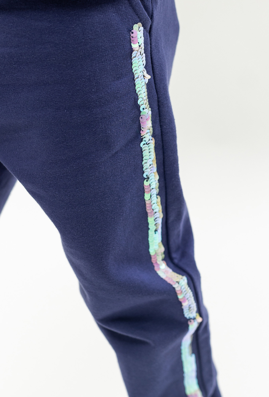 Spodnie dresowe dla dziewczynki - granatowe z cekinami