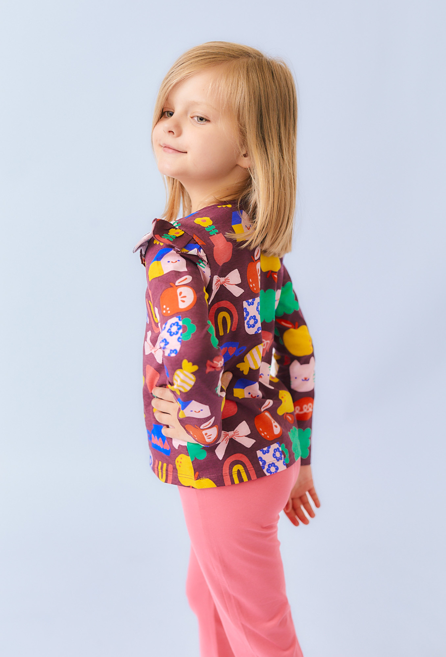 Brązowa bluzka dziewczęca z falbankami i kolorowym printem