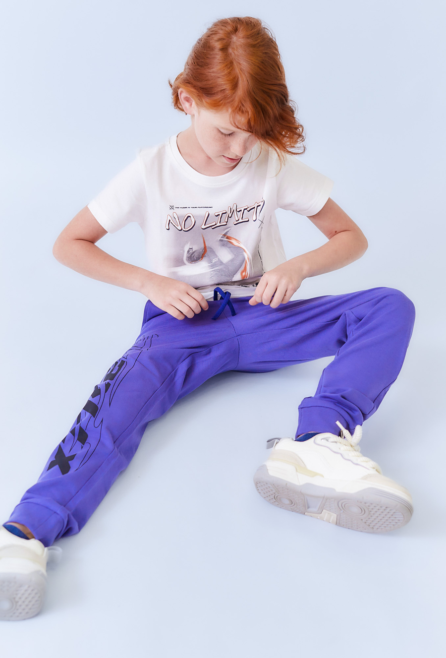 Fioletowe spodnie dresowe chłopięce slim