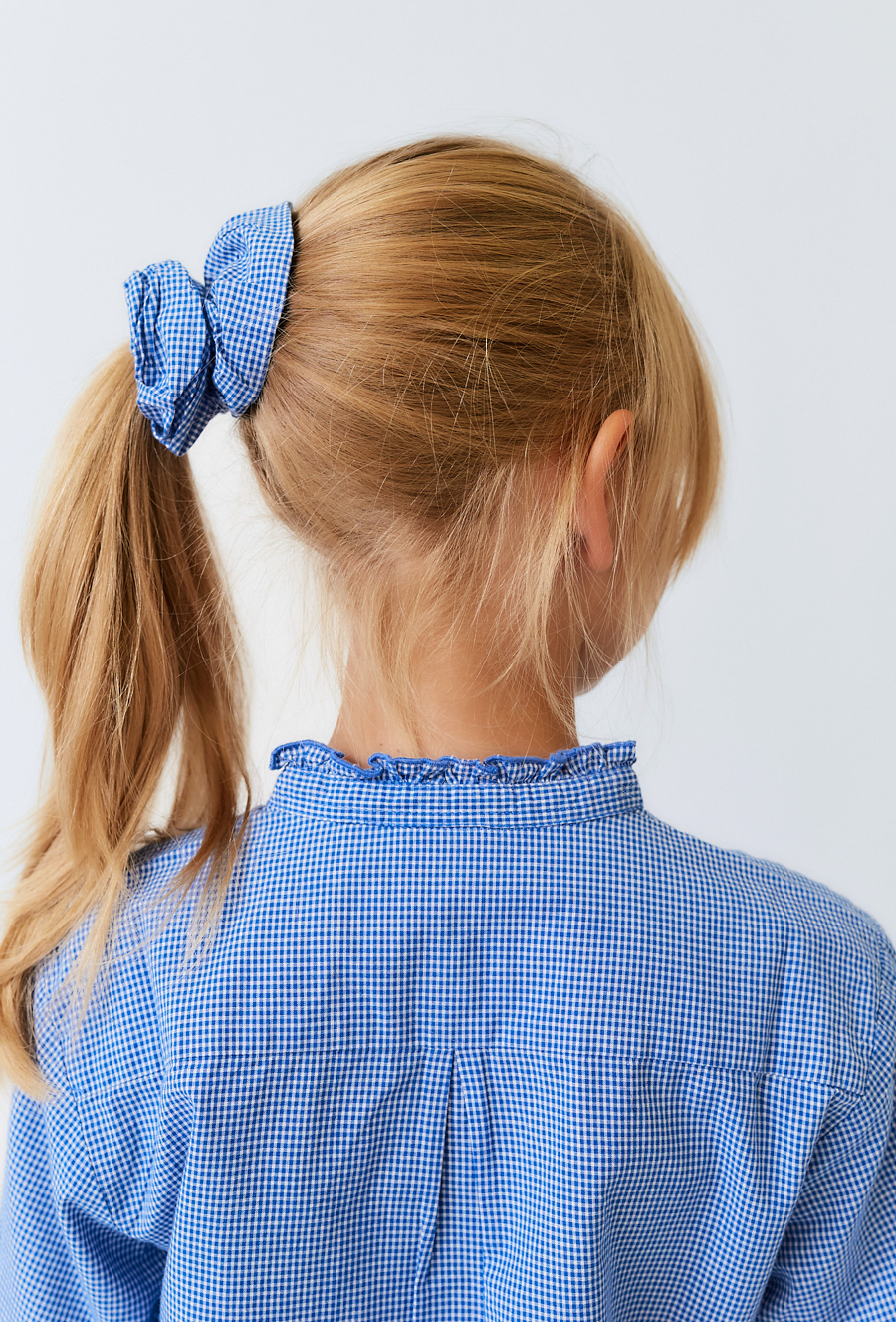 Koszula dziewczęca niebieska w atę z gumką do włosów.