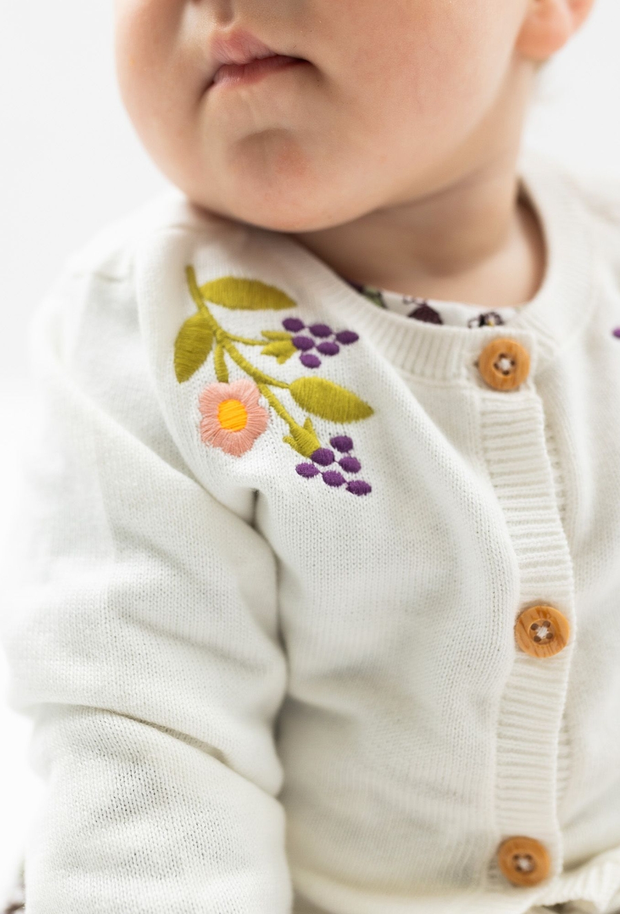 Sweter niemowlęcy rozpinany z motywem kwiatowym