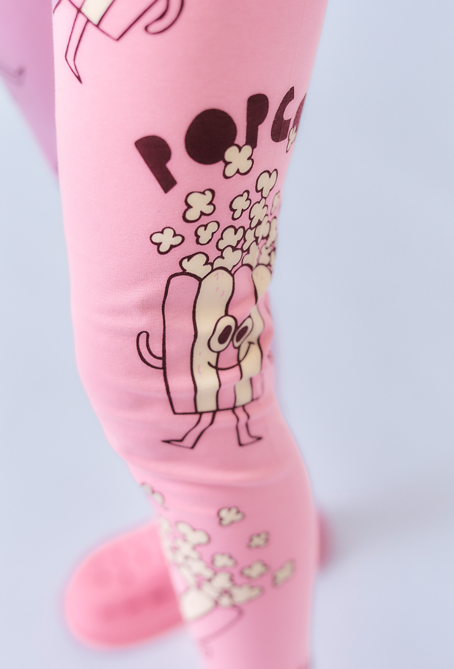 Różowe legginsy dziewczęce z motywem popcornu
