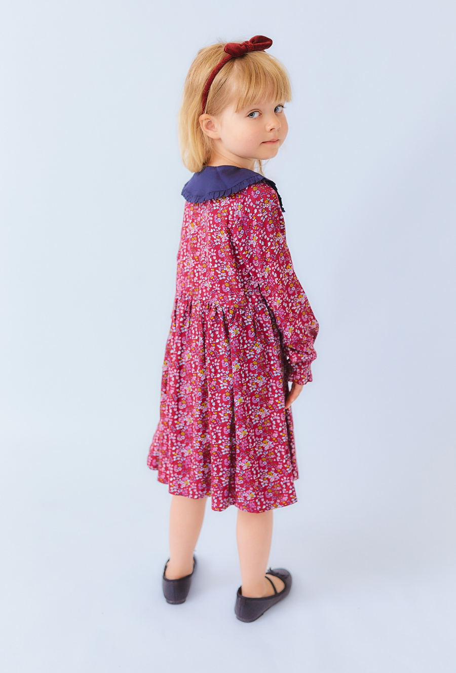 Czerwona sukienka w kwiaty z granatowym kołnierzykiem