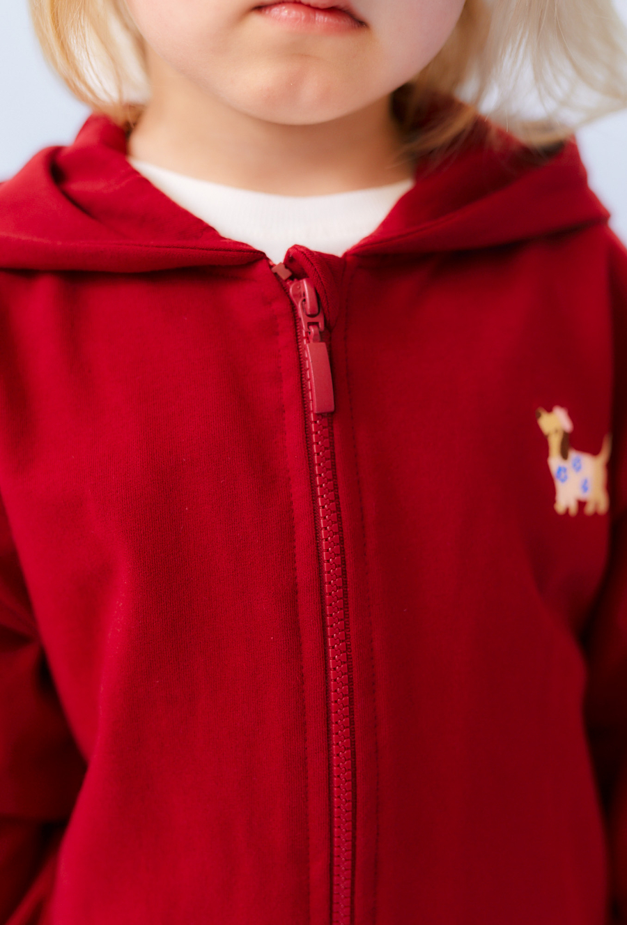 Czerwona bluza z kapturem dla dziewczynki – haft z pieskiem.
