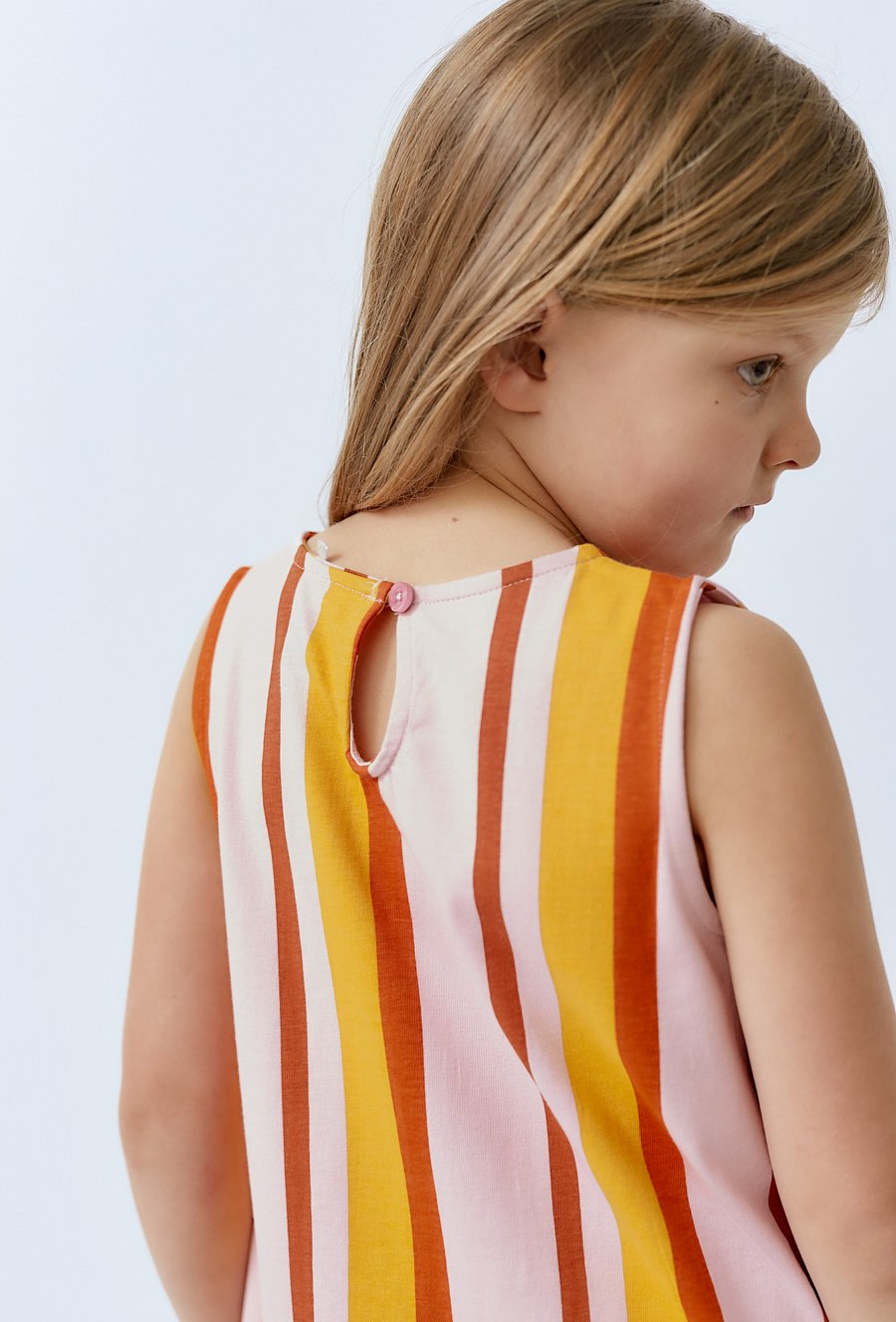 Sukienka w paski bez rękawów