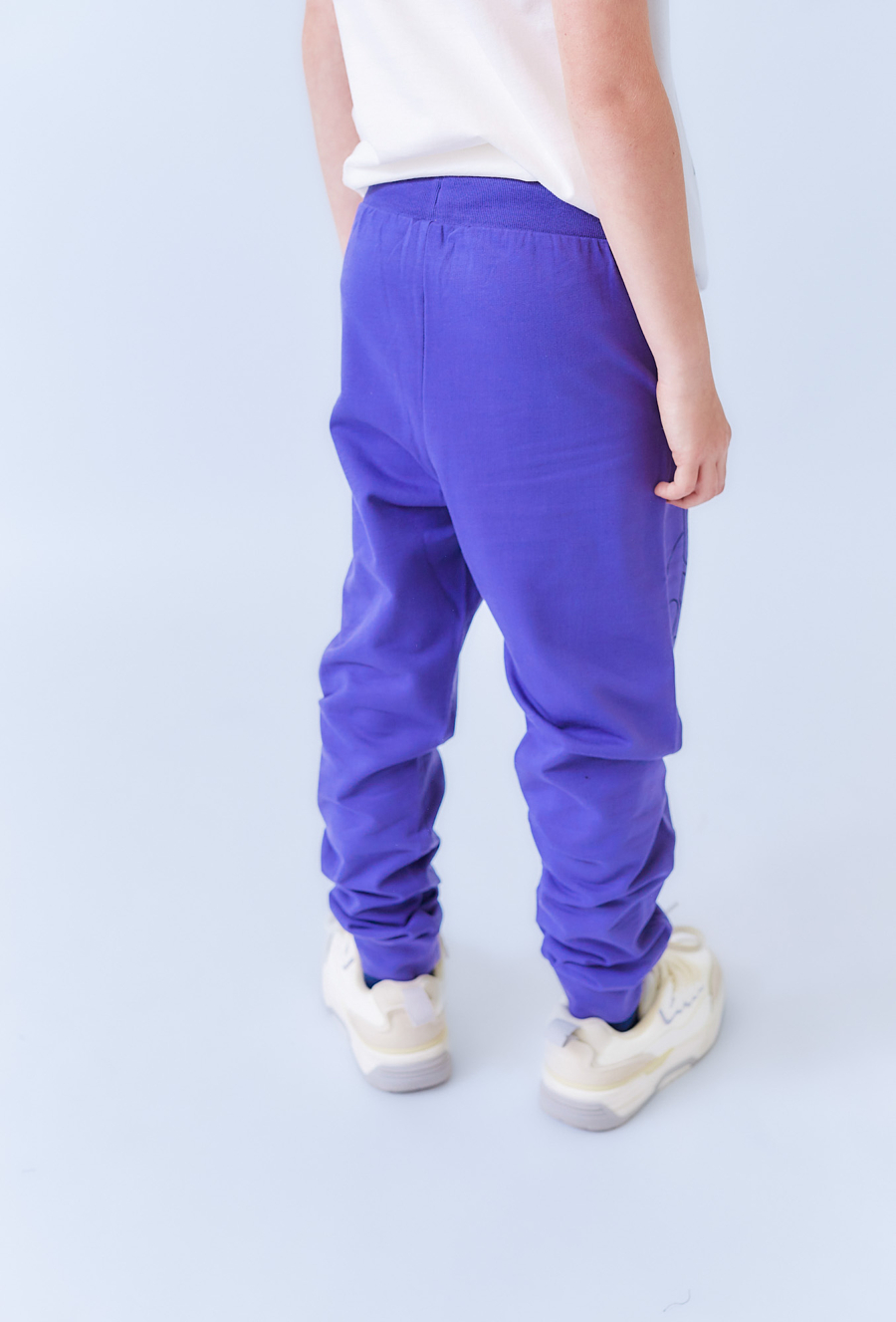 Fioletowe spodnie dresowe chłopięce slim