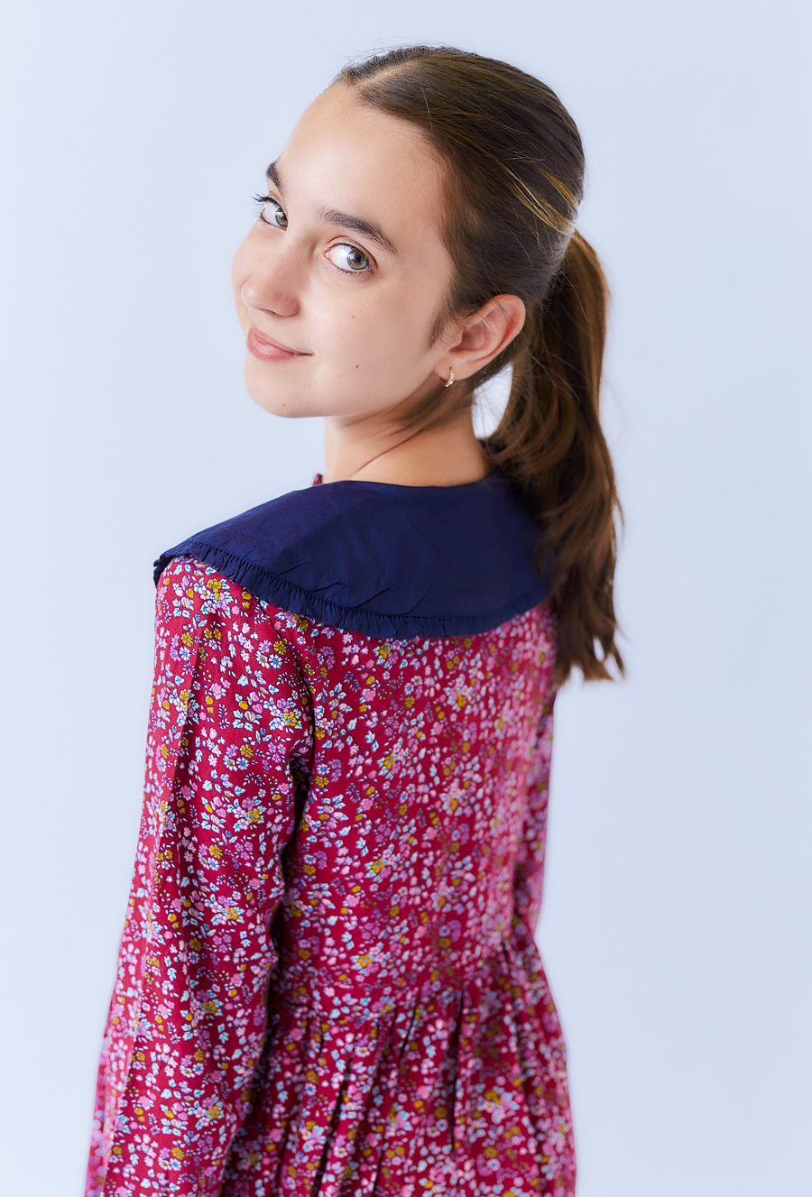 Czerwona sukienka dziewczęca z długim rękawem i wiązaniem