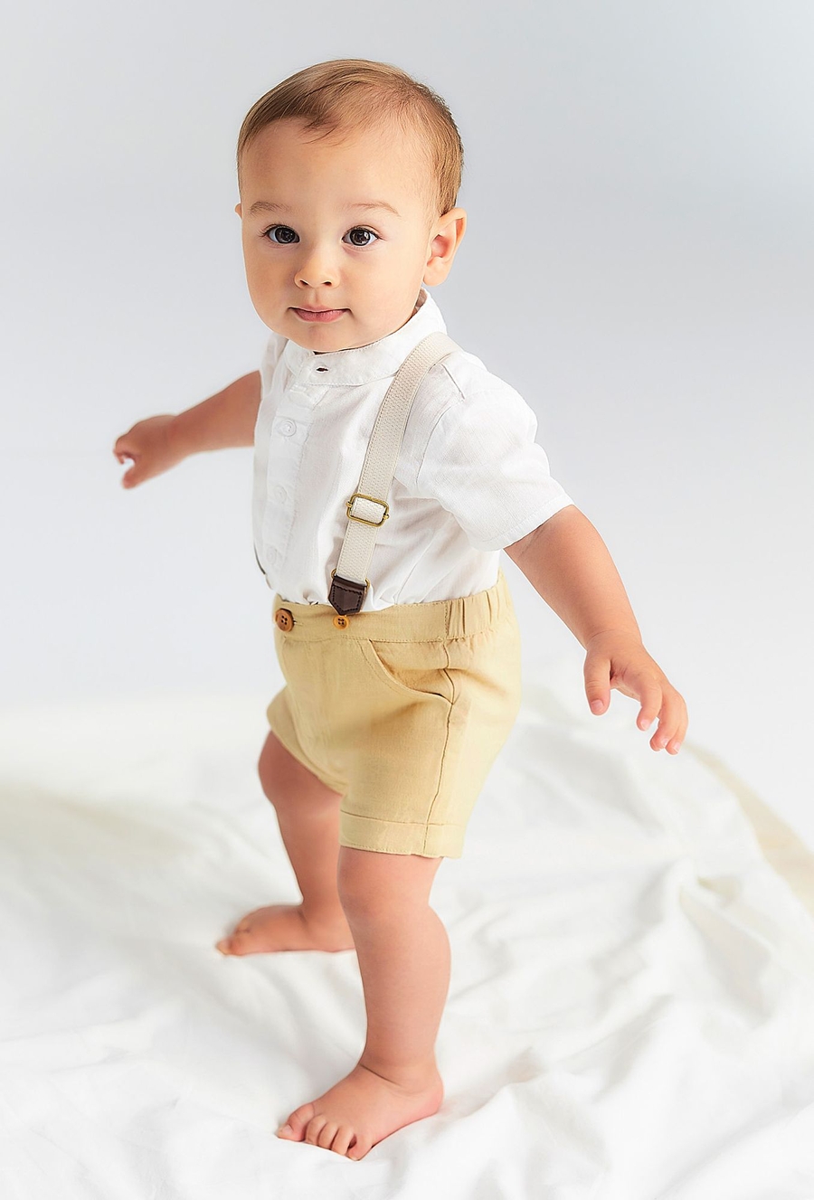 Elegancki komplet dla niemowlaka - koszula i spodenki z szelkami