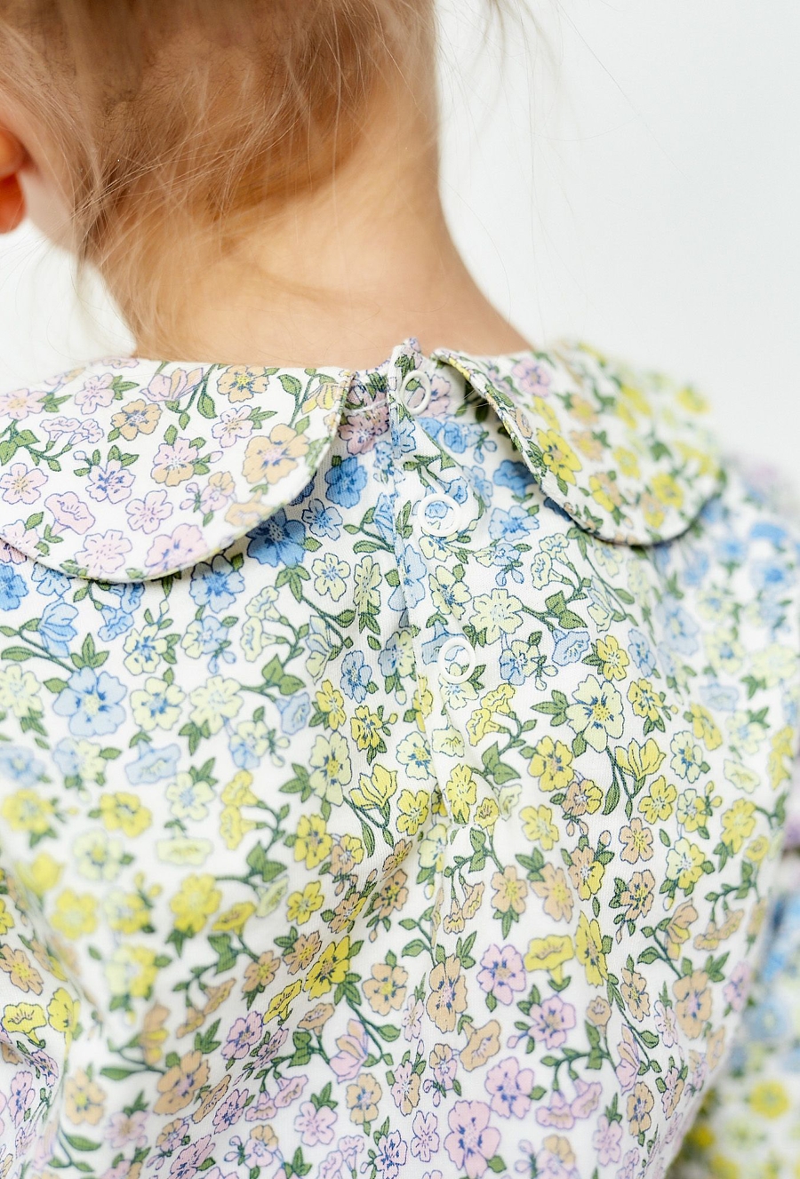 Bluzka w drobne kwiaty z kołnierzykiem