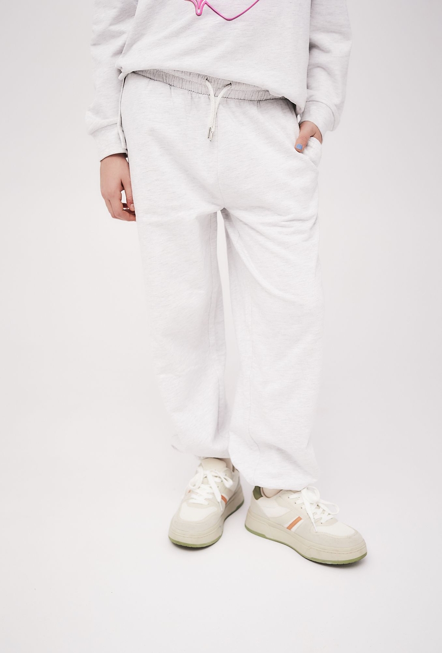 Spodnie dresowe dla dziewczynki szare - luźny ój