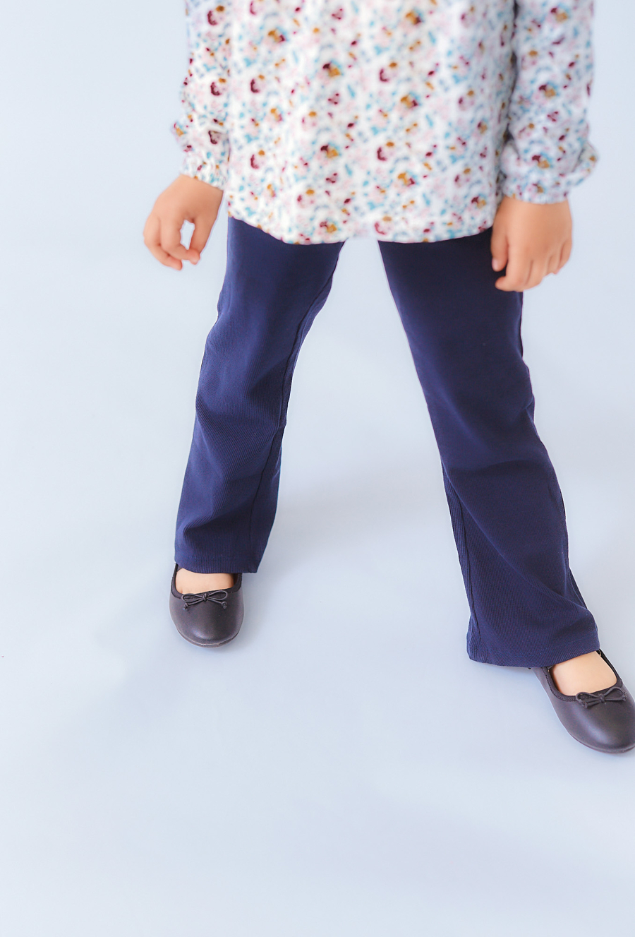 Granatowe spodnie dziewczęce flare z dzianiny prążkowanej