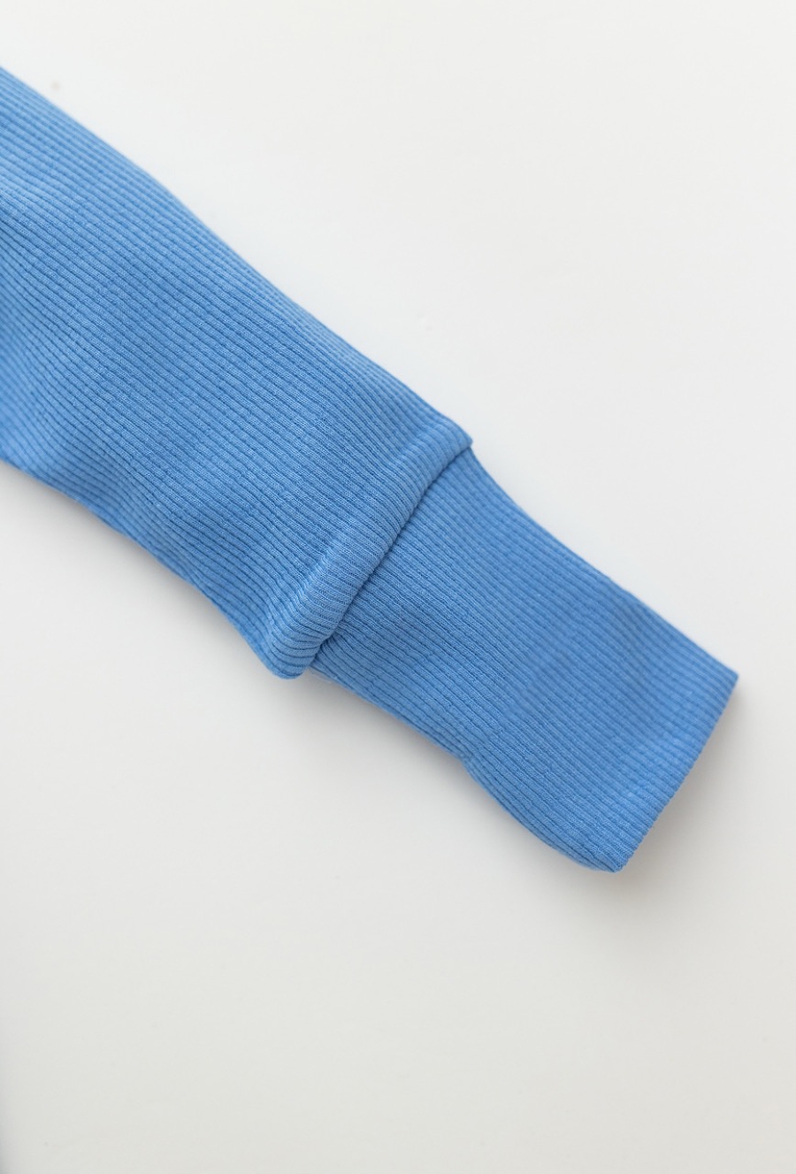 Niebieskie ribowe body niemowlęce chłopięce z długim rękawem