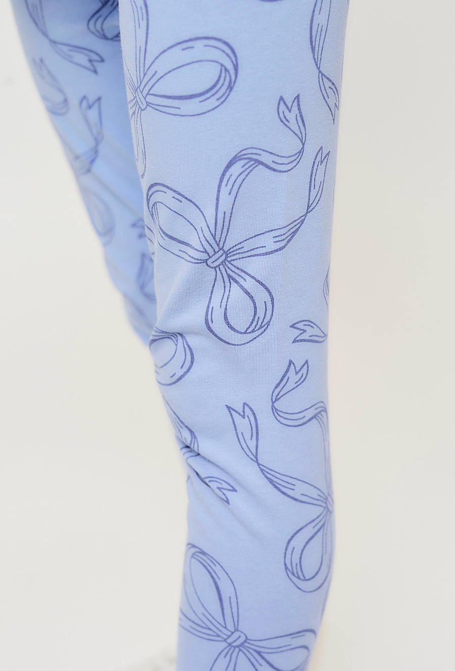 Legginsy dla dziewczynkio - niebieskie z nadrukiem wstążek