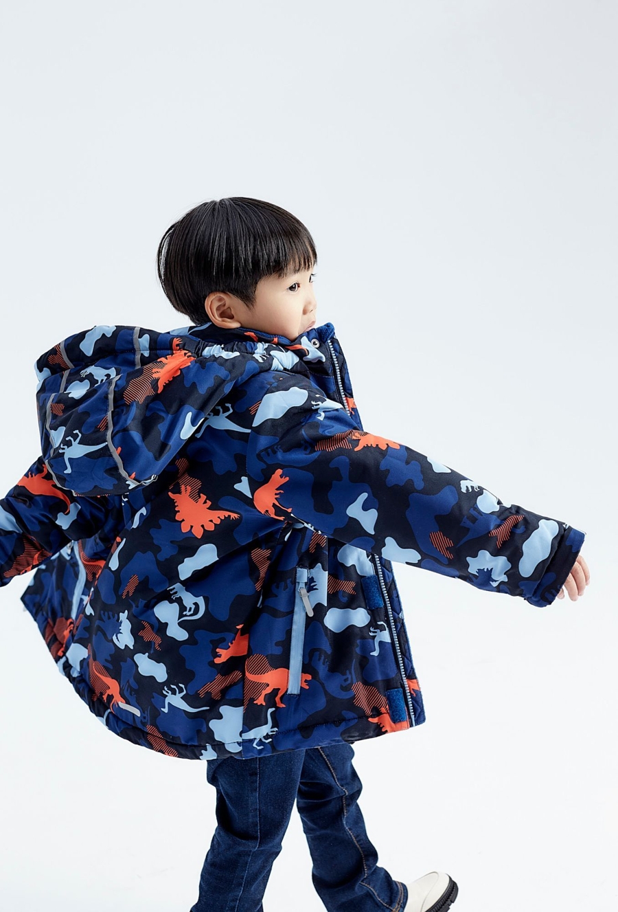 Granatowa kurtka narciarska dla chłopca z motywem dinozaurów