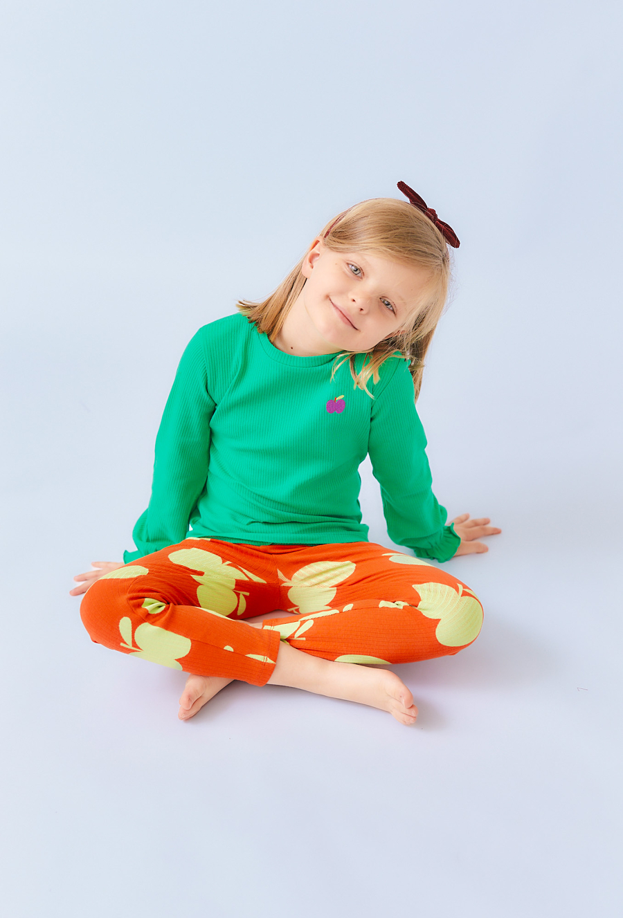 Zielona bluzka rib z haftowanym jabłuszkiem dla dziewczynki