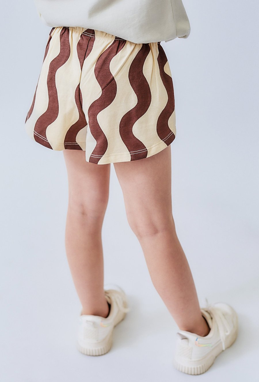 Szorty dziewczęce w brązowe fale