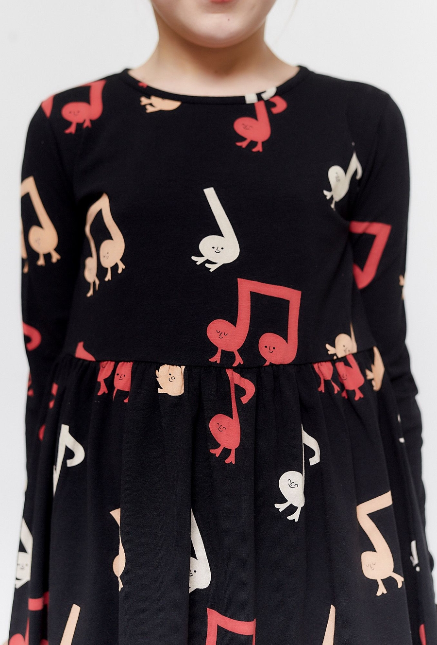 Sukienka z długim rękawem w nutki