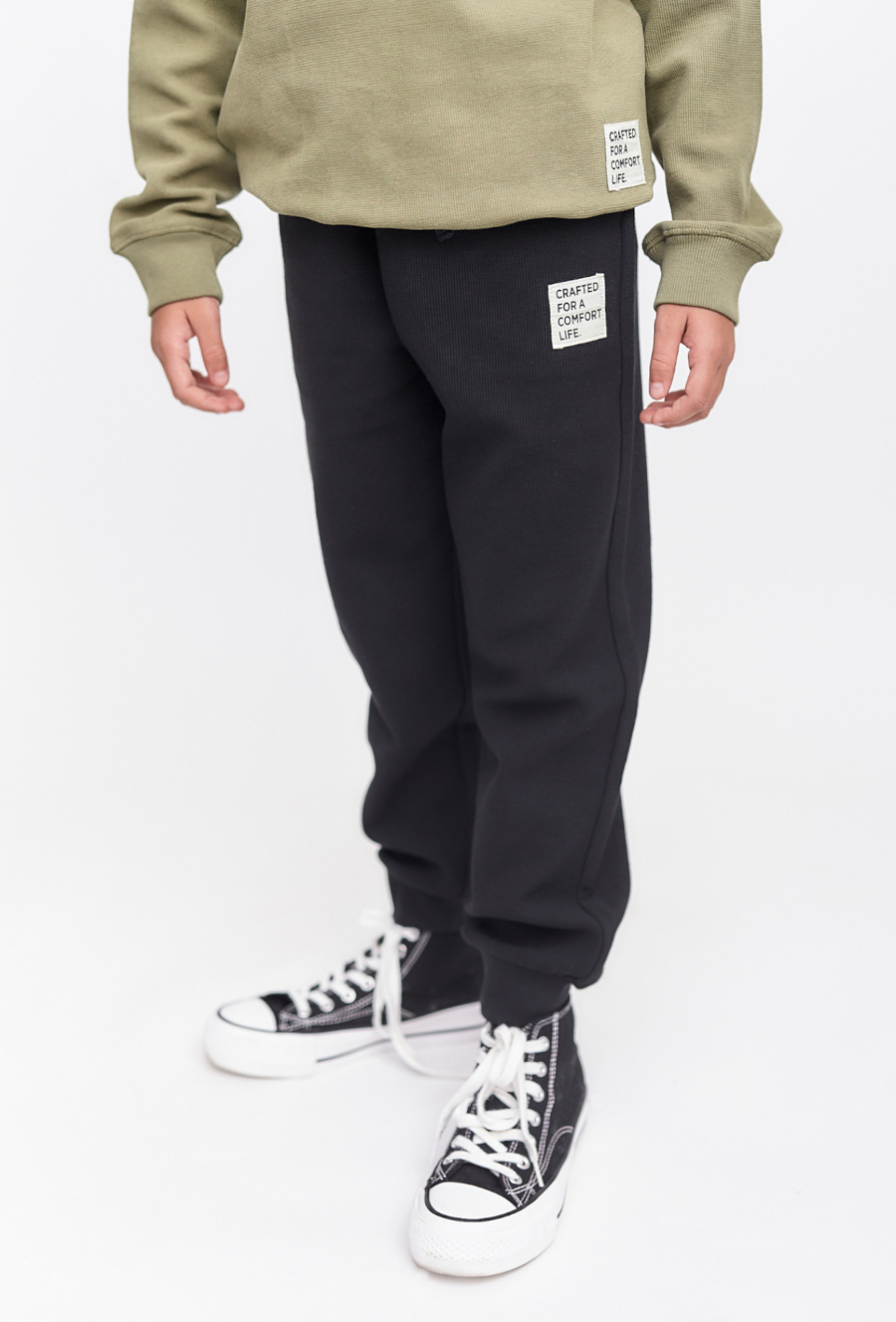 Czarne spodnie dresowe w prążki