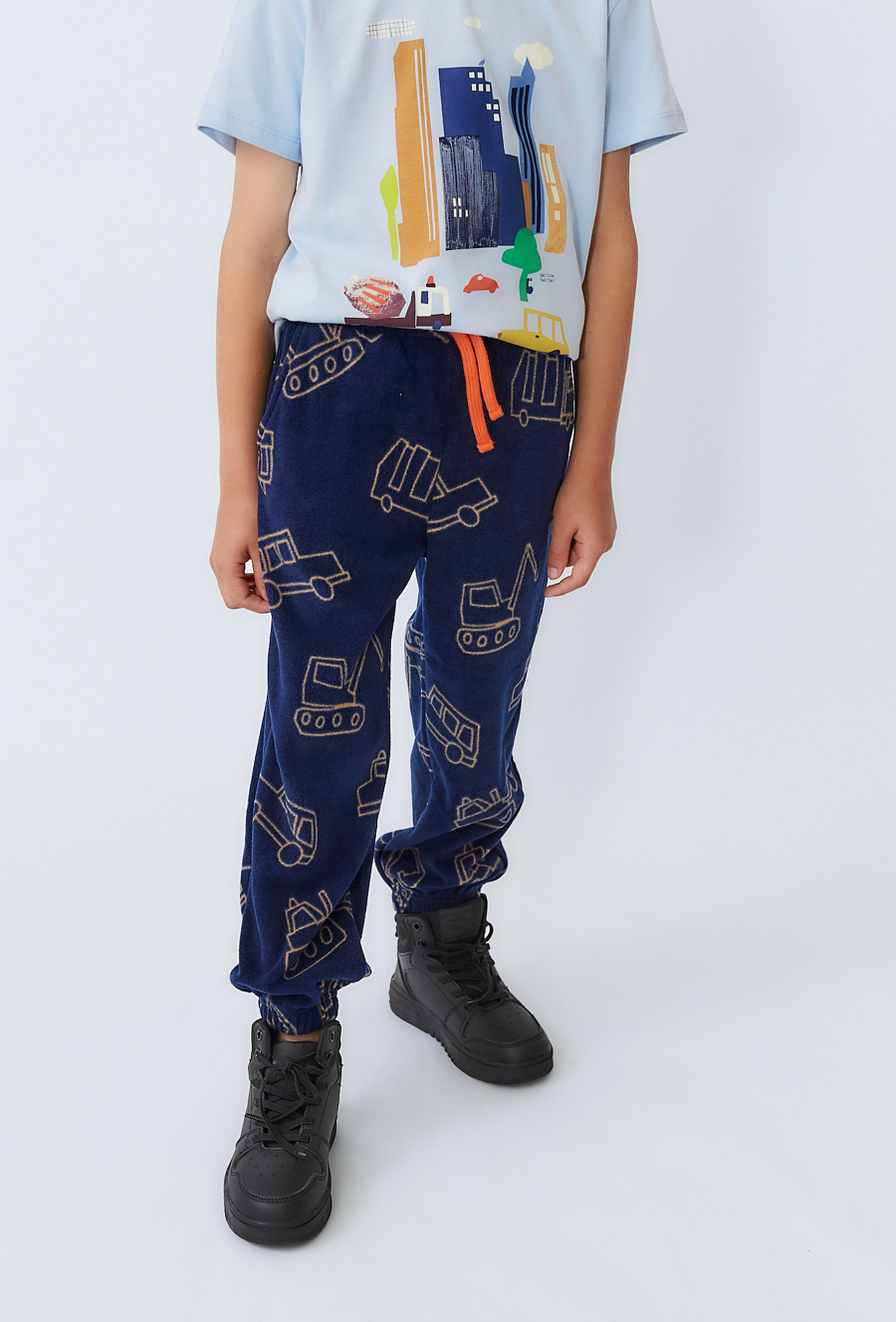 Spodnie chłopięce polarowem z motywem autek