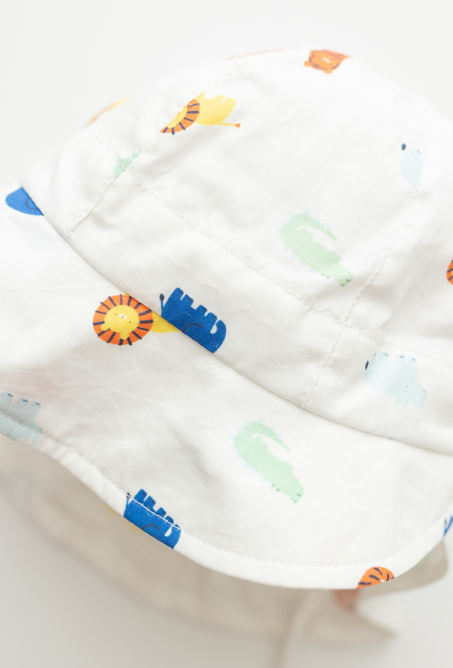 Bawełniana czapka z daszkiem dla niemowlaka – zwierzątka. biała