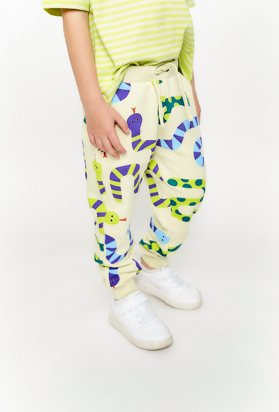 Kolorowe spodnie dresowe z nadrukiem