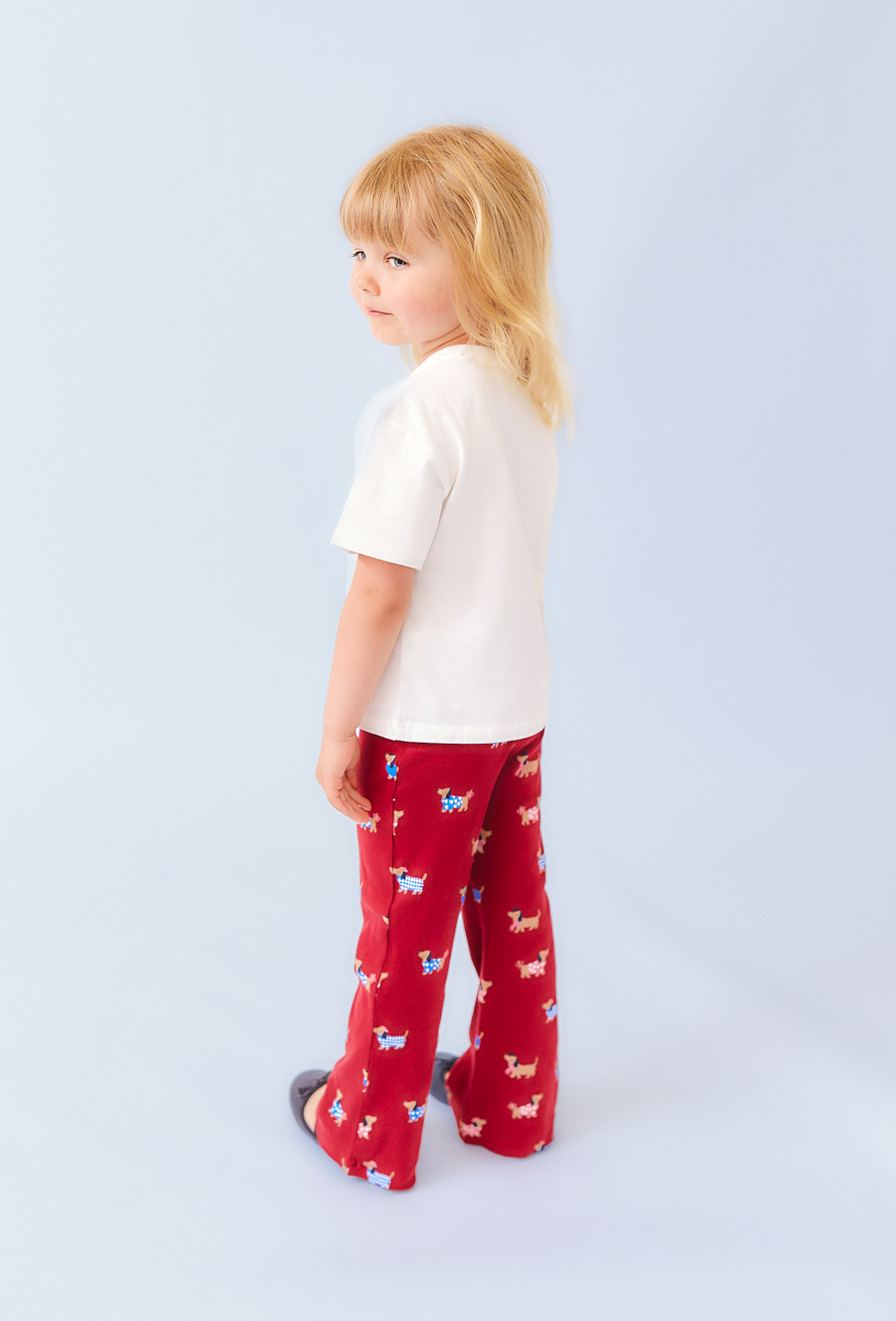Koszulka dziewczęca ecru z nadrukiem psa – luźny ój.