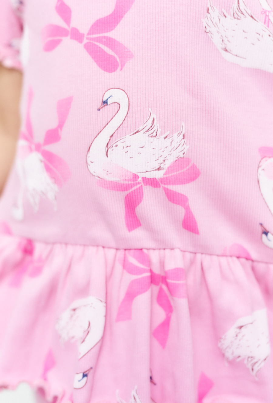 T-shirt dla dziewczynki - różowy w łabędzie