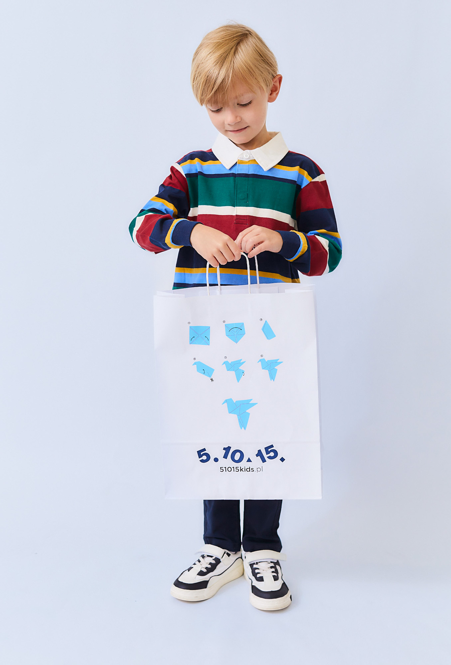 Chłopięca koszulka polo z długim rękawem w kolorowe paski.