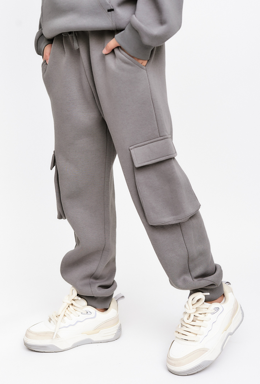 Szare spodnie dresowe w stylu bojówek